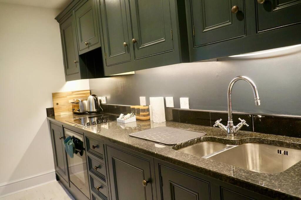 Epic Location, Views & Large Private Terrace Apartment Windsor Exterior foto